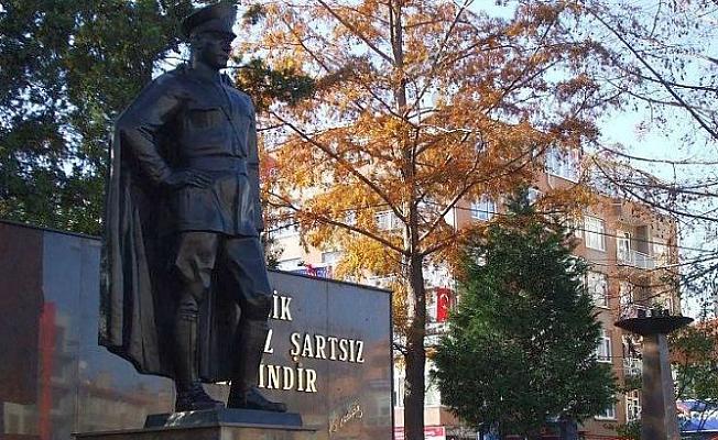 Tekirdağ'da Bir Kadın Atatürk Anıtına Saldırıda Bulundu!