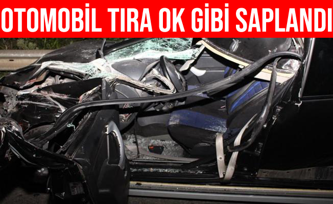 Sakarya'da Kontrolden Çıkan Otomobil Tıra Ok Gibi Saplandı