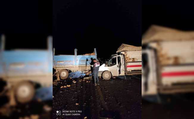 Ağrı’da kamyonet şeker pancarı yüklü traktöre çarptı: 5 yaralı