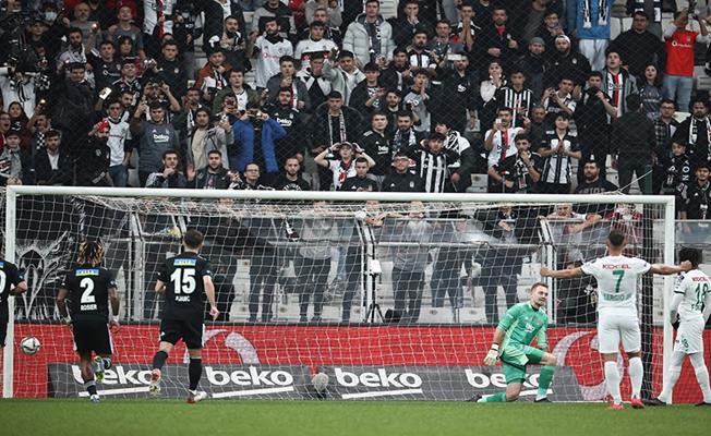 Beşiktaşlı taraftarlar futbolculara tepki gösterdi