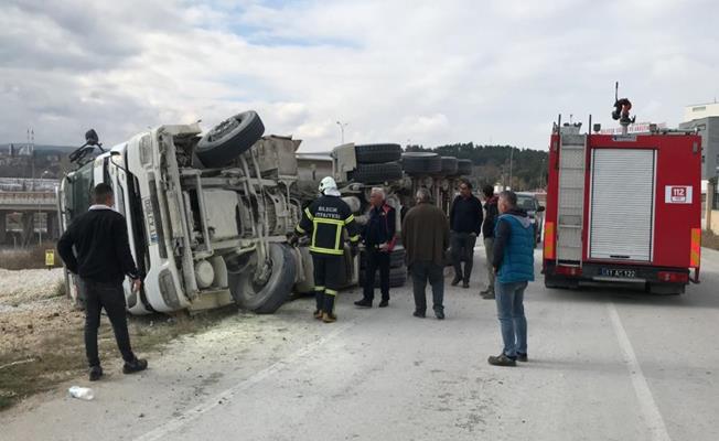 Bilecik’te devrilen kamyonda yangın çıktı