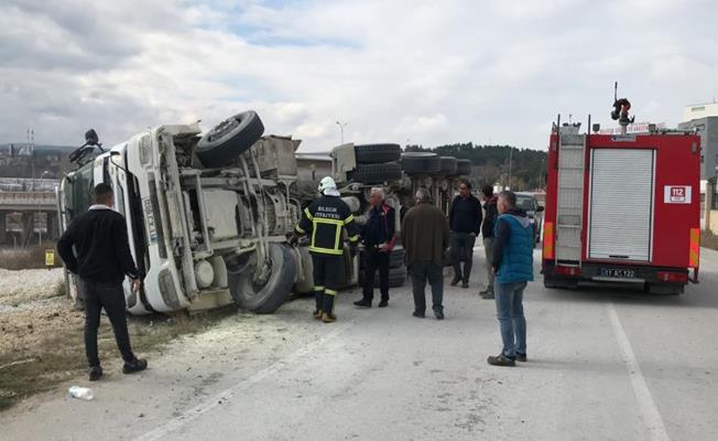 Bilecik’te devrilen kamyonda yangın çıktı