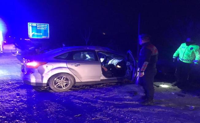 Bilecik’te otomobil direğe çarptı: 1’i ağır 5 yaralı