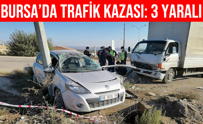 Bursa'da Kamyonet, Çarpıştığı Otomobili Direğe Sıkıştırdı