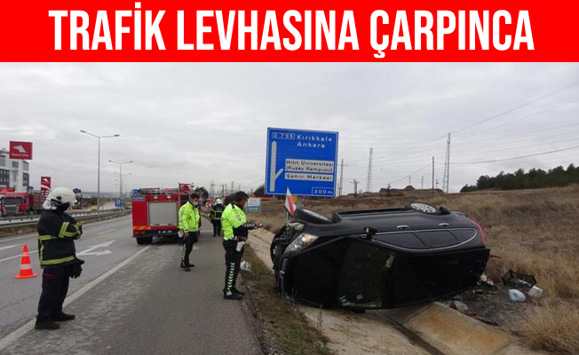 Çorum'da Trafik levhasına çarpan otomobil devrildi: 2 yaralı