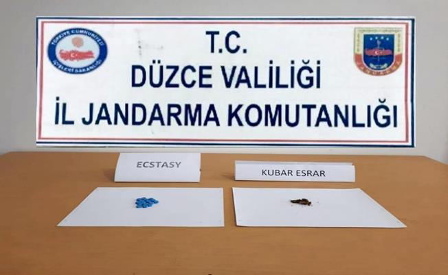 Düzce'de durdurulan otomobilden uyuşturucu çıktı