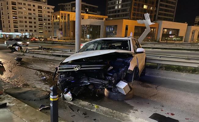 Kadıköy’de Kontrolden Çıkan Cip Bariyerlere Çarptı