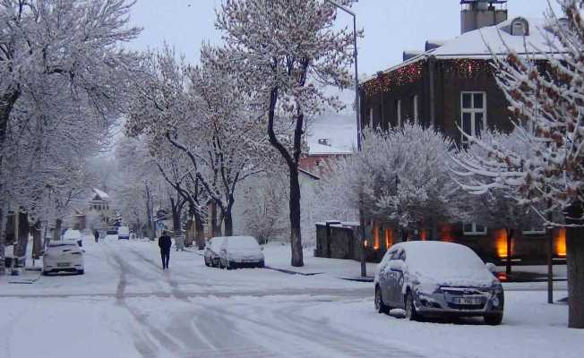 Kars beyaz gelinliğini giydi