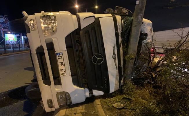 Kayseri'de Virajı Alamayan Tır Aydınlatma Direğine Çarptı