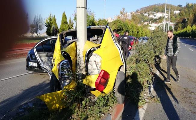 Kontrolden çıkan ticari taksi kağıt gibi katlandı