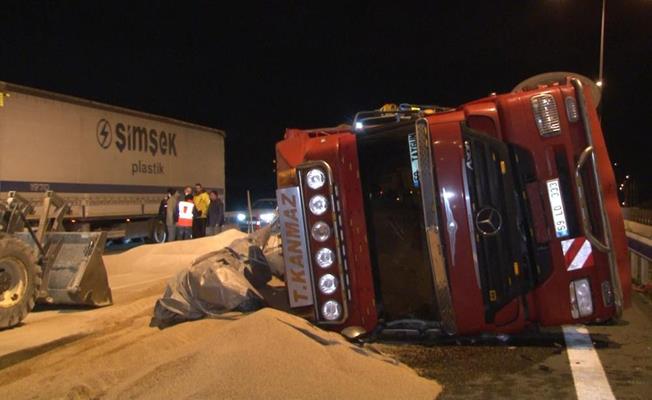 Kuzey Marmara Otoyolu’nda tır devrildi: 2 yaralı