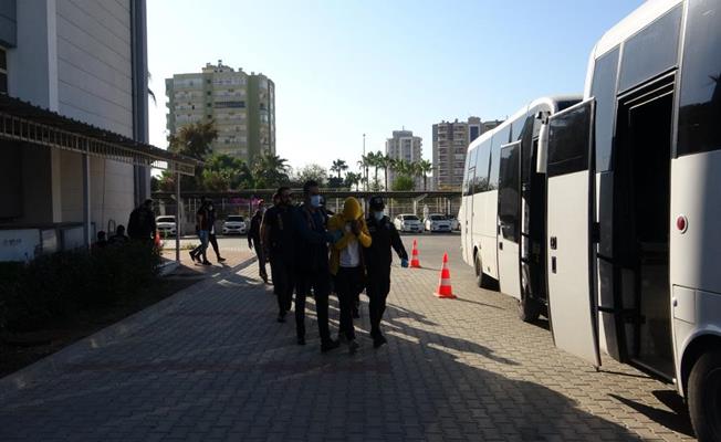 Mersin'deki sosyal medya dolandırıcıları adliyeye sevk edildi