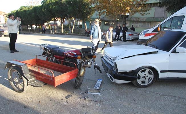 Motosiklet ile otomobil kafa kafaya çarpıştı: 1 ağır yaralı