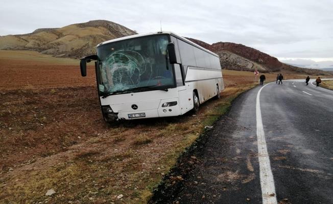 Nallıhan'da işçi taşıyan bir otobüs şarampole uçtu