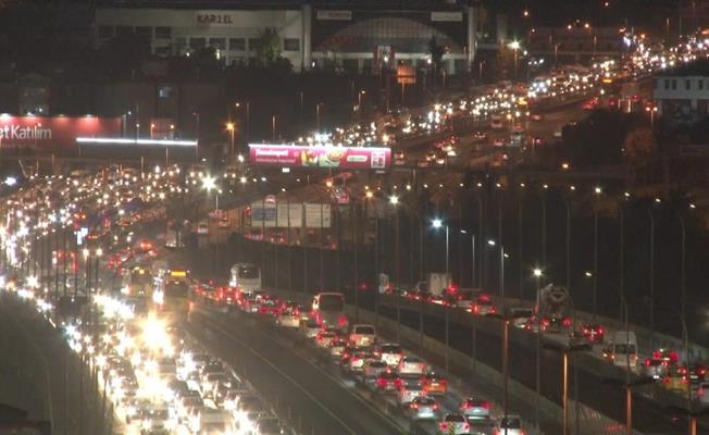 Okulların açılmasıyla İstanbul'da trafik yoğunluğu arttı