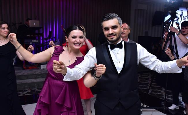 Oyuncu Aslıhan Gürbüz Bursa'da Kardeşinin Düğününde Çiftetelli Oynadı