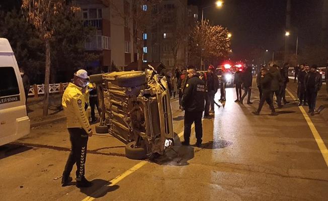 Park halindeki araçlara çarptıktan sonra yan yattı