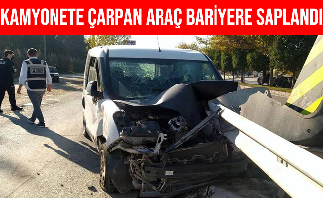 Sakarya'da Kamyonete Çarpan Araç Bariyerlere Saplandı