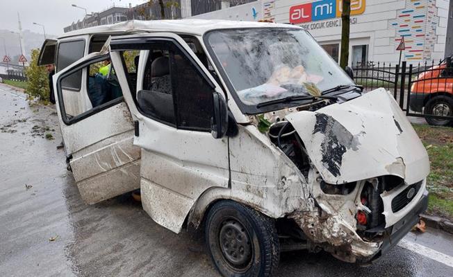 Samdun'da yağmurdan kayan minibüs direğe ve ağaca çarptı