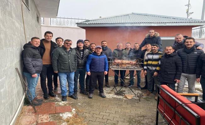 Ağrı Valisi Osman Varol, korumalarıyla çağ kebabı yedi