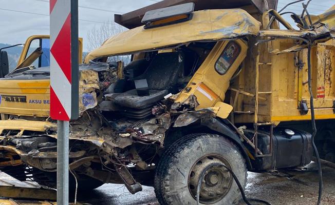 Antalya'da kamyon tırla çarpıştı: 1 ölü
