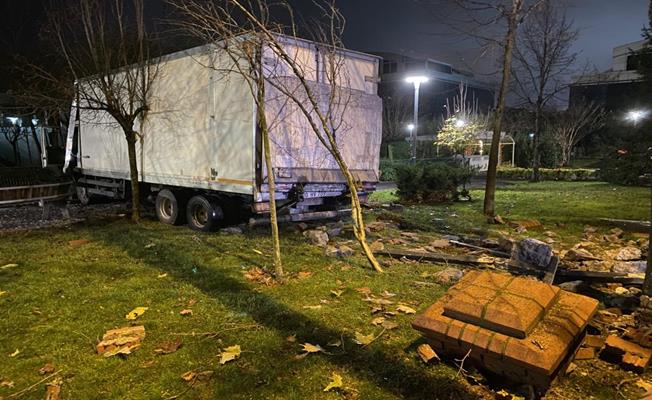 freni boşalan kamyon önce otobüs durağına girdi