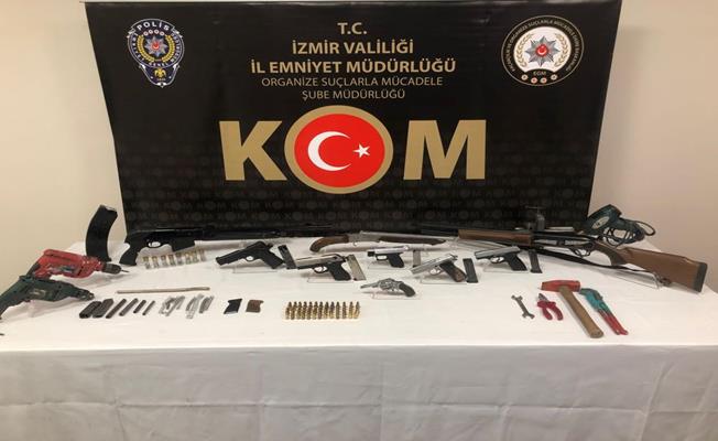 İzmir'de silah kaçakçılığı operasyonu: 4 gözaltı
