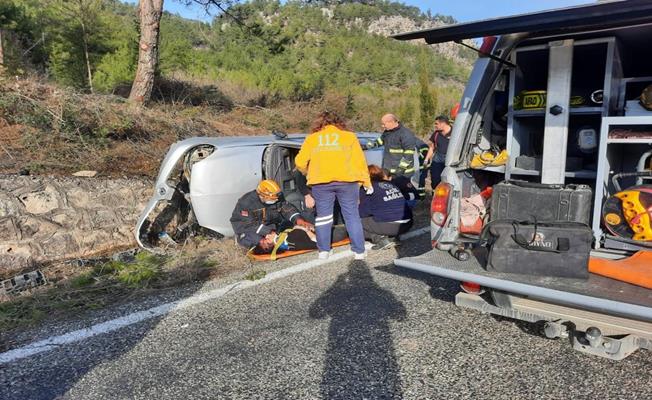 Karabük’te yoldan çıkan otomobil devrildi