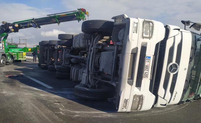 Kimyasal madde taşıyan tanker devrildi