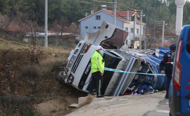 Kütahya’da sebze yüklü kamyonet devrildi