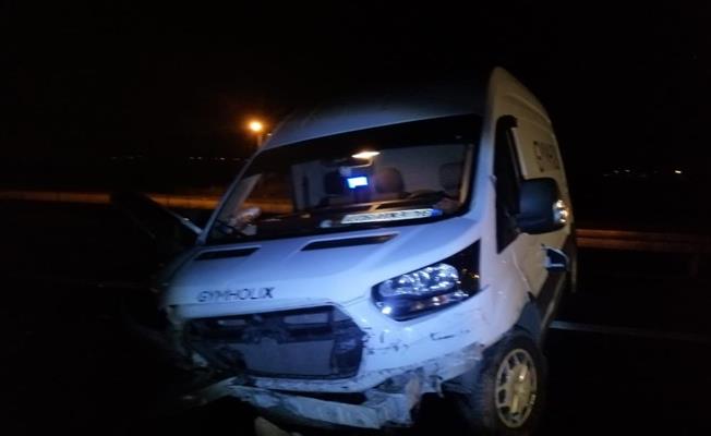 Lastiği patlayan minibüs bariyerlere çarptı