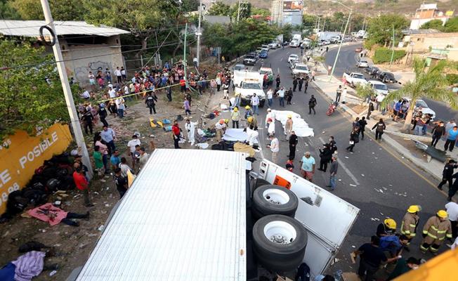 Meksika’da göçmen taşıyan kamyon kaza yaptı: 54 ölü, 115 yaralı