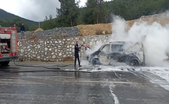 Milas'ta ticari araç yanarak küle döndü