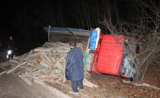 Tokat'ta odun yüklü kamyonet devrildi: 1 yaralı