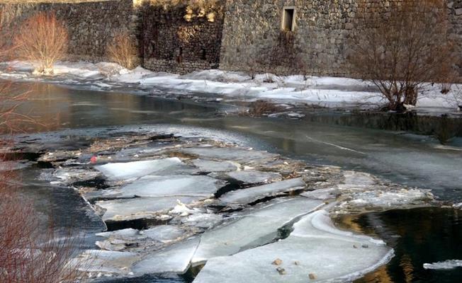 Türkiye’nin en hızlı akan nehri buz tuttu