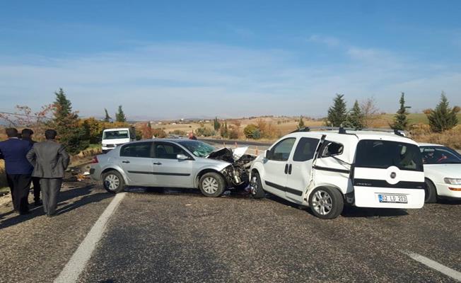 Yol kenarında lastiği değiştirilen araca çarptı