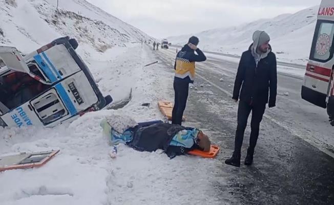 Ambulans şarampole yuvarlandı: 1 ölü, 4 yaralı