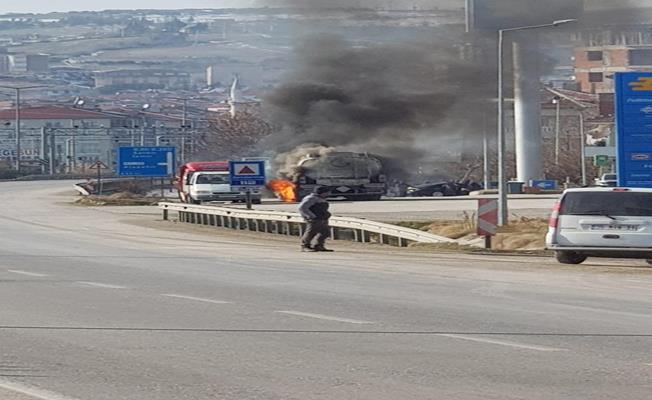 Benzin istasyonunda park halindeki tır bomba gibi patladı