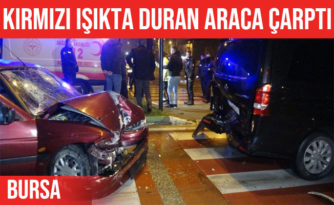 Bursa'da otomobil VIP minibüse çarptı: 2 yaralı