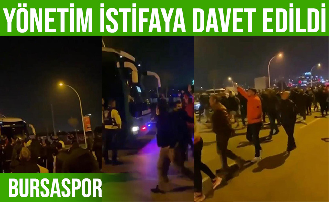 Bursaspor taraftarları takım otobüsünün önünü keserek ''yönetim istifa'' sloganı attı