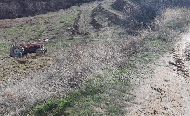 Devrilen traktörünün altında can verdi