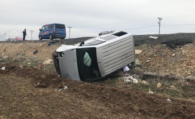 Elazığ’da hafif ticari araç şarampole yuvarlandı