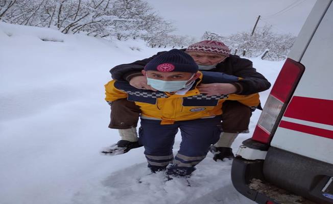 Fedakar sağlık görevlisi hastayı sırtında taşıdı