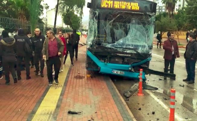 Freni patlayan yolcu otobüsü kontrolden çıktı