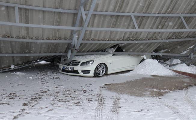 Galericiler Sitesi'nin çatısı kardan çöktü