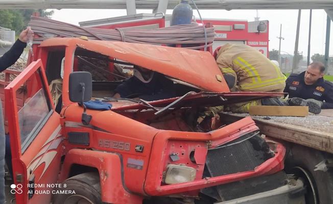 Gemlik'te kamyonet TIR'a çarptı: 1 yaralı