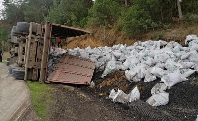 Geyve'de D150 karayolunda kömür yüklü tır devrildi