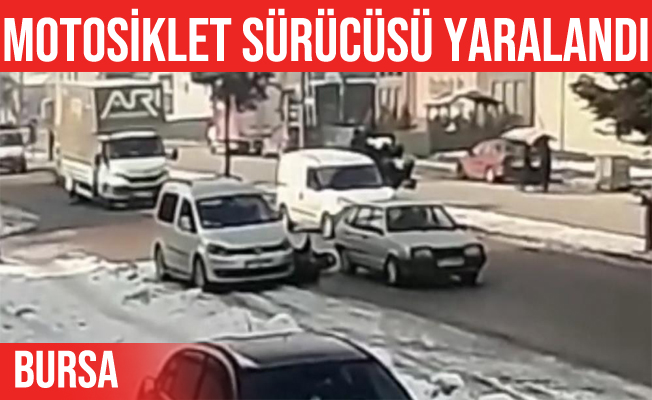 İnegöl'deki kazada motosiklet sürücüsü araçların arasına sıkıştı