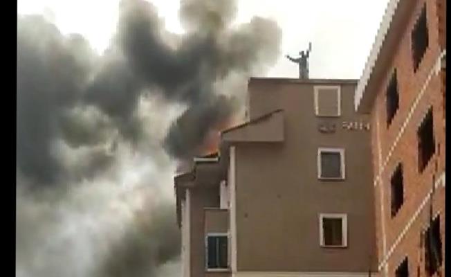 İstanbul Kartal’daki yangında çatıda mahsur kaldı