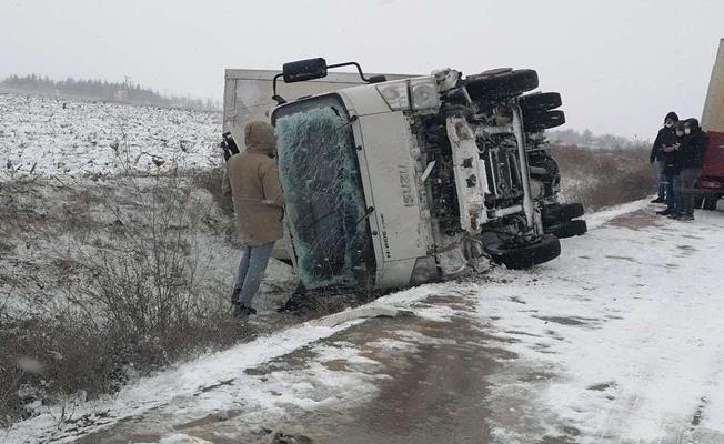 Kontrolden çıkan kamyonet devrildi